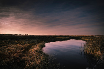 Zachód słońca nad rozlewiskiem rzeki Narew. © Adam