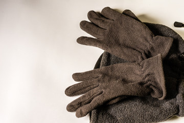guantes negros de invierno