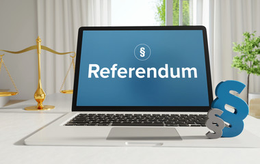 Referendum – Recht, Gesetz, Internet. Laptop im Büro mit Begriff auf dem Monitor. Paragraf und Waage. .