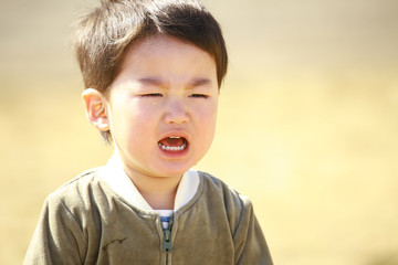 泣く男の子