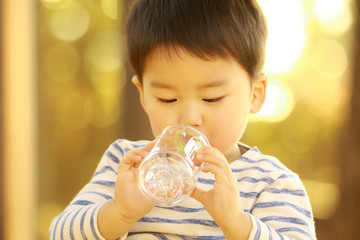 ジュースを飲む男の子