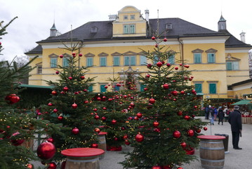 Fototapeta na wymiar Weihnachten vor Schloss Hellbrunn in Salzburg, Österreich