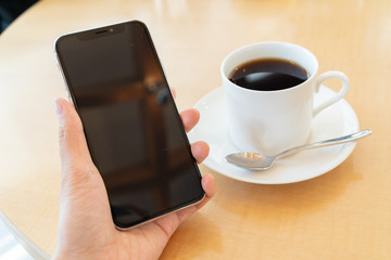 女性　スマートフォン