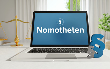 Nomotheten – Recht, Gesetz, Internet. Laptop im Büro mit Begriff auf dem Monitor. Paragraf und Waage. .