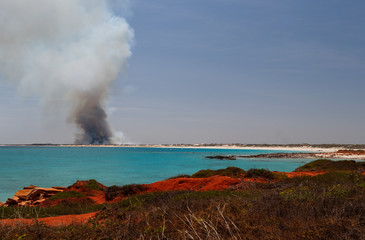 Fototapeta na wymiar BROOME, WESTERN AUSTRALIA/AUSTRALIA - SEPTEMBER 26th 2019 , smoke haze rises from bush fire north of cable beach