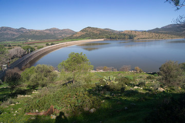 Vista del lago di Monte Pranu
