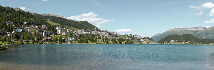 Fototapeta na wymiar Panoramablick über den Thunersee in der Schweiz