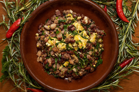 Feij&atilde;o Tropeiro - Comida Mineira
