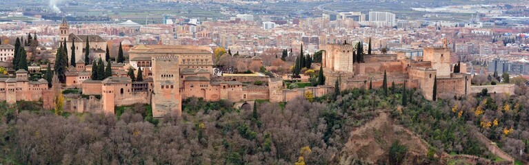 Fototapeta na wymiar La Alhambra de Granada a finales de otoño desde un mirador del Sacromonte