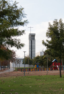 Edificio basilisco de nueva creaci&oacute;n, rodeado de parques y naturaleza