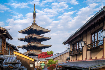 Fototapeta na wymiar Walkway in Kyoto traditional home and old market with Yasaka Pagoda background