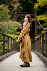 吊り橋にいる女性