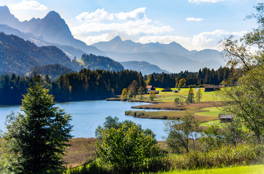 Sch&ouml;nes Bayern: der Geroldsee / Wagenbr&uuml;chsee in der N&auml;he von Kr&uuml;n - Wandern & Baden mit Bergkulisse