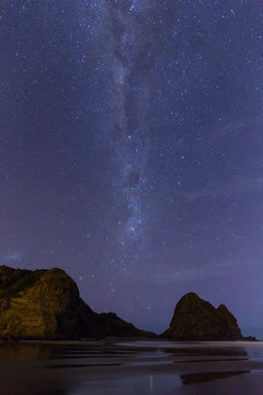 ニュージーランド　オークランド近郊のピハ・ビーチの星空
