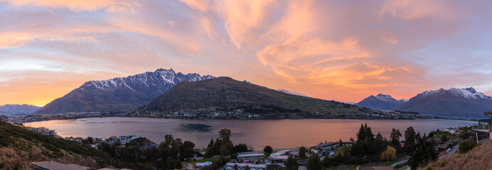 ニュージーランド　クイーンズタウンのワカティプ湖とリマーカブルズ山脈と早朝の朝焼け空