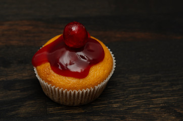 Ein Cupcake mit eine Kirsche als Verzierung