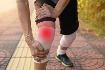 Man with a knee injury while exercising
