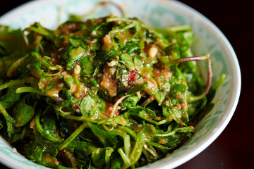 Leaf vegetable salad with dressing 