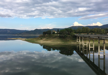 Obraz premium Small lake reflections with sky and clouds