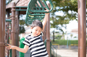 Obraz premium アスレチックを楽しむ子供