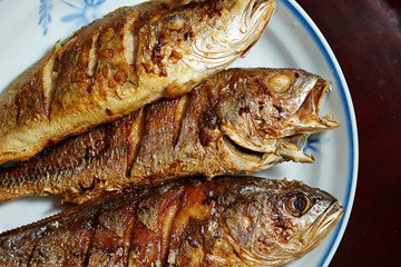 3 grilled fishes on white plate