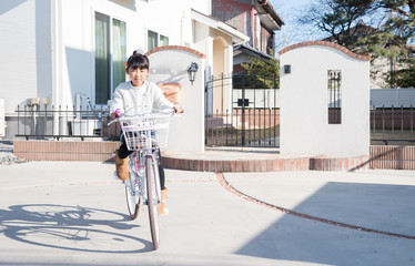 自転車に乗る小学生の女の子