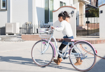 Fototapeta premium 自転車に乗る小学生の女の子