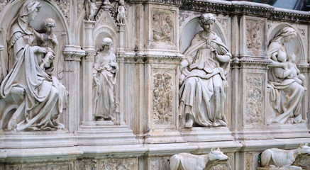 Fototapeta na wymiar Basso rilievi dalla fontana di Piazza del Campo, Siena Italia