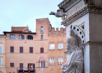 Fototapeta na wymiar Particolare di Palazzo Pubblico a Siena, Piazza del Campo
