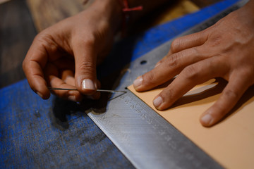 Handwerk - Frauenhände beim Abmessen 