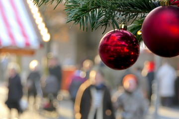 rote Christbaumkugel an Tannenzweig
