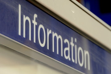 Schild Information am Bahnhof