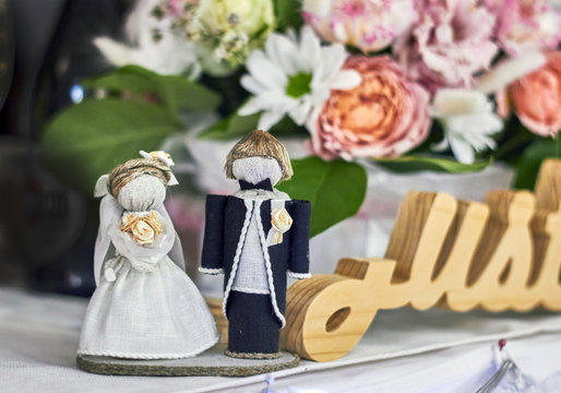 Wedding figurines of the bride and groom