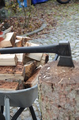 Brennholz mit der Axt spalten