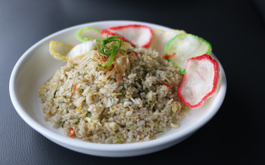 Delicious fried rice with crackers