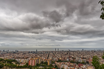 Fototapeta na wymiar HDR Foto Barcelona City mit grauen wolken bedeckter Himmel