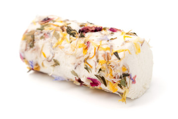 Ziegenfrischkäse mit Blüten und Kräutern