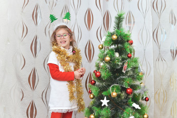 La cima dell'albero &egrave; in genere arricchita da un puntale, in genere simile alle palle per colore, materiale e tipo di decorazioni, molto spesso a forma di stella