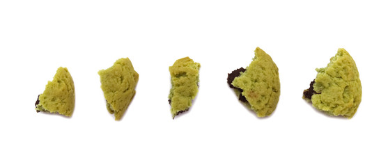 Naklejka premium Crumbs of soft cookies green tea flavored filled with chocolate cream on white background.