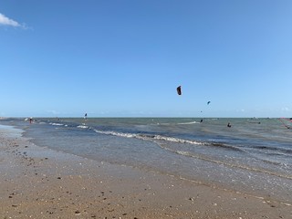 Kitesurfing sulla spiaggia in Bretagna