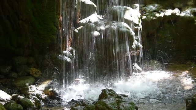 Cascada de agua natural dentro de un molino abandonado