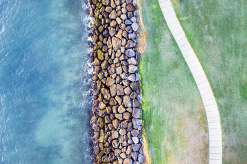 Birds-eye view of rocky Maui coastline and palm trees — Maui, USA