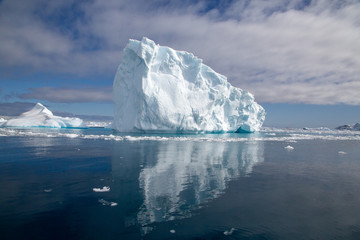 Fototapeta na wymiar iceberg reflection in antarctica