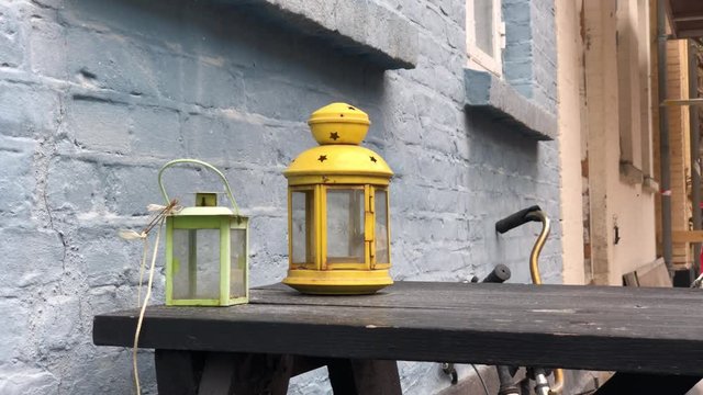 Lanterne devant une maison Scandinave