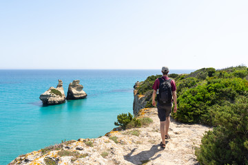 Touriste en randonnée dans le Salento, Pouilles, Italie