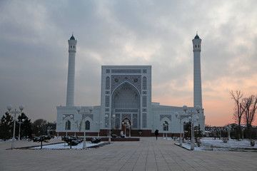 Fototapeta na wymiar Minor mosque in Tashkent, Uzbekistan
