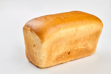 Quadratischer Brotlaib auf weißem Hintergrund. Traditionelles frisch gebackenes Brot.