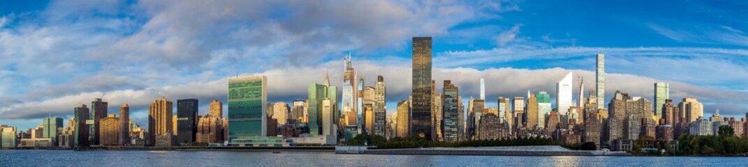 Obraz premium Widok na wschodnią stronę Manhattanu z Long Island City w godzinach porannych.
