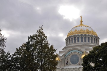 Fototapeta na wymiar Kronstadt Naval Cathedral dome at summer with cloudy sky 