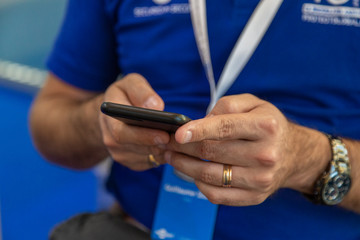 Mains d'un homme en gros plan avec un téléphone mobile